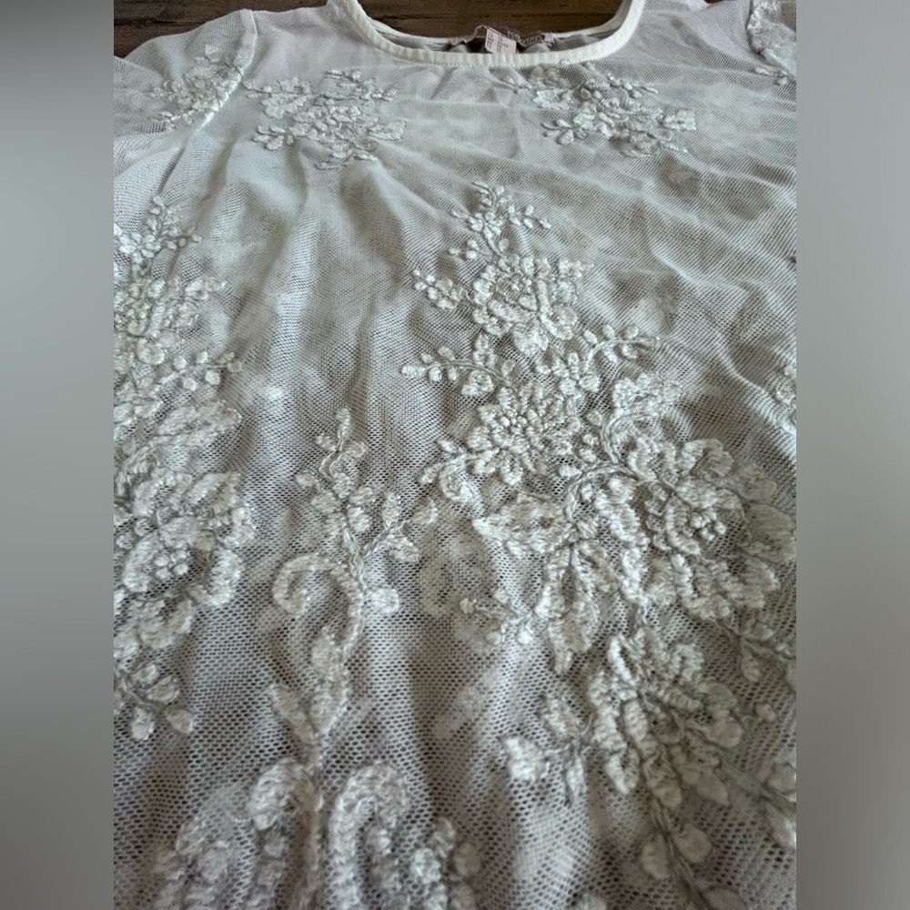 💖5 for $50💖FOREVER 21 Romantic sheer Embroidered lace ivory top scalloped hem - Picture 3 of 7